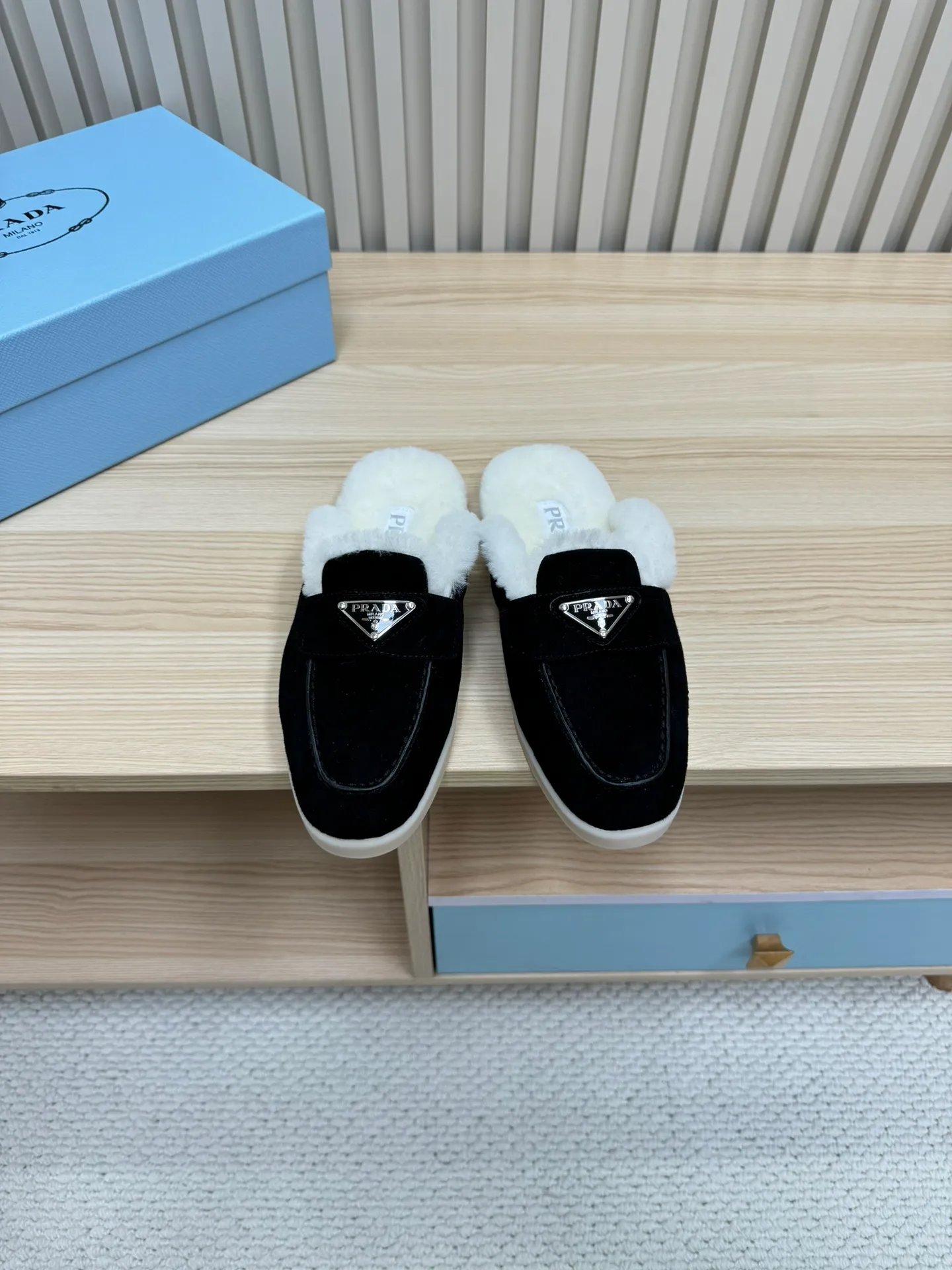 👟👟Ex-factory price 600👟👟 Prada / Prada (men and women) 24 new autumn and winter wool lining / loafers, wool collar echoes the design up and down! The Prada brand logo is outlined to highlight the high-end atmosphere! Made of sheepskin lining imported from Australia, the warmth retention effect in winter is great 👍 Fabric: Imported two-layer frosted cowhide Lining: Sheepskin imported from Australia One-piece Outsole: Original Tpu absorbent film outsole Female size: 35～41 (41 customized) Male size: 39～45 (45 customized)